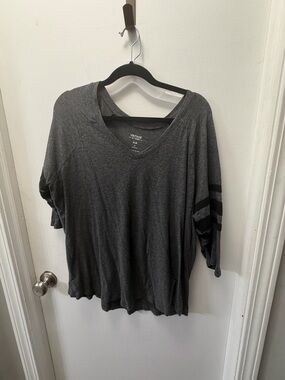 torrid Dark Gray V-Neck 3/4 Sleeve Tee with Sleeve Stripes